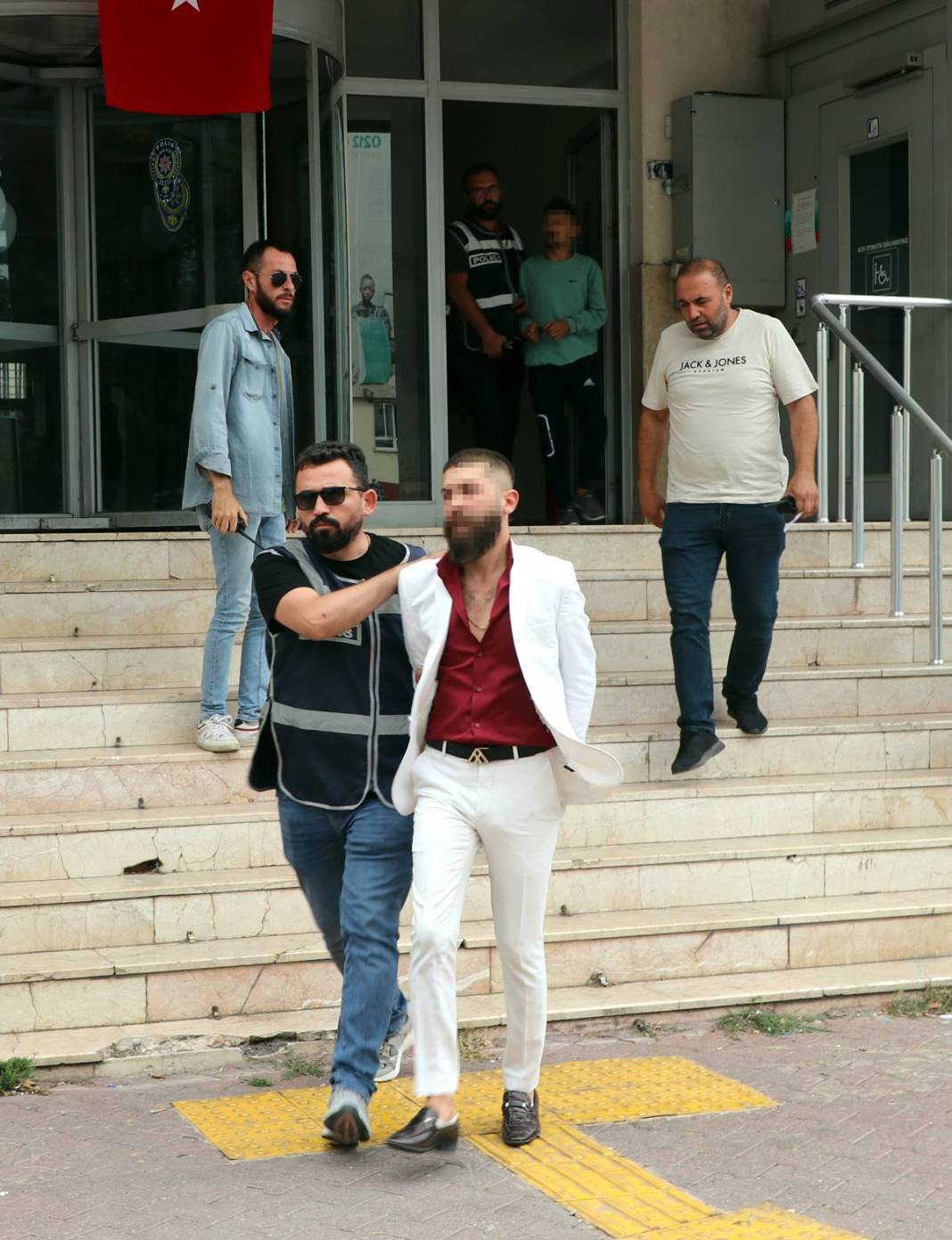 Öyle bir yere saklandı ki, polis bile şaştı kaldı! 10 yıl 7 ay hapis cezasına çarptırılmıştı, aranıyordu 1